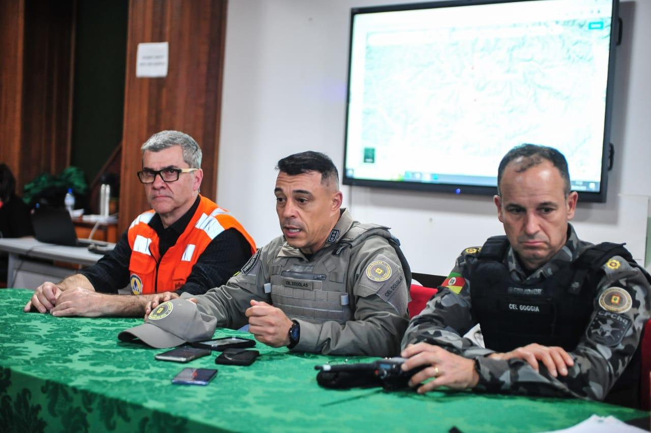 Coronel Douglas (C) detalhou trabalhos de resgate e seguran&ccedil;a