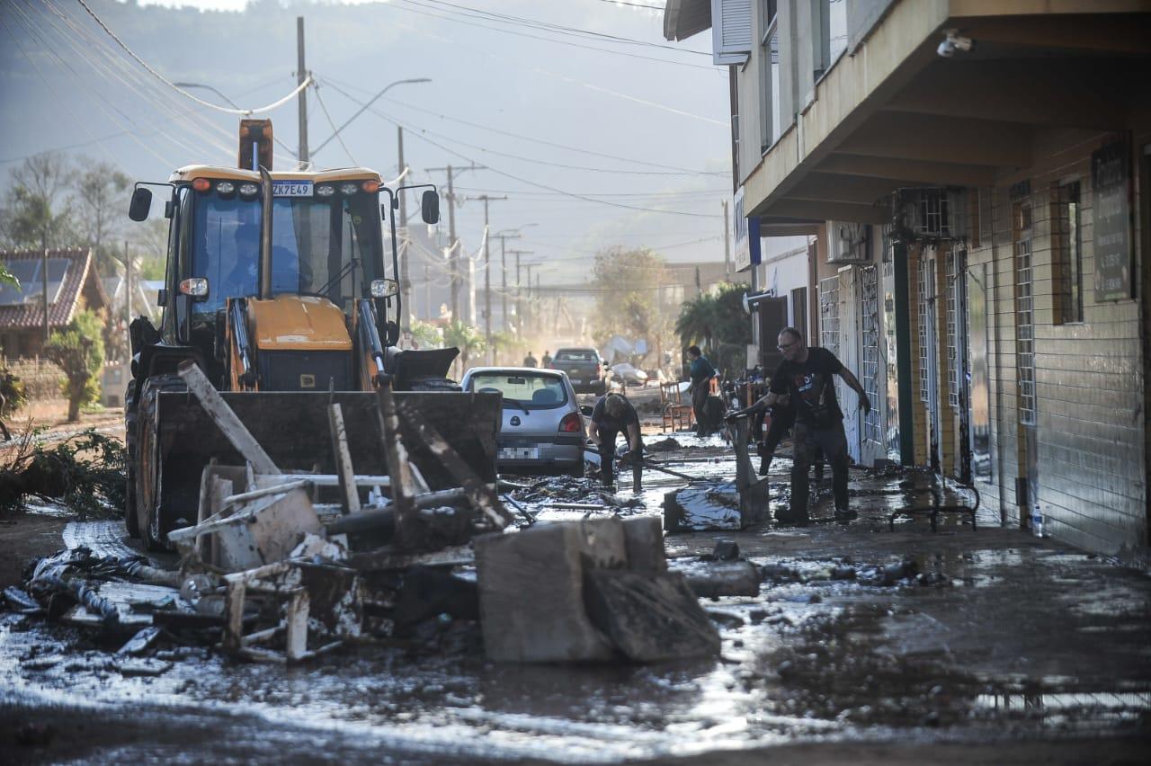 Ao menos 39 pessoas morrem no RS ap&oacute;s enchentes 