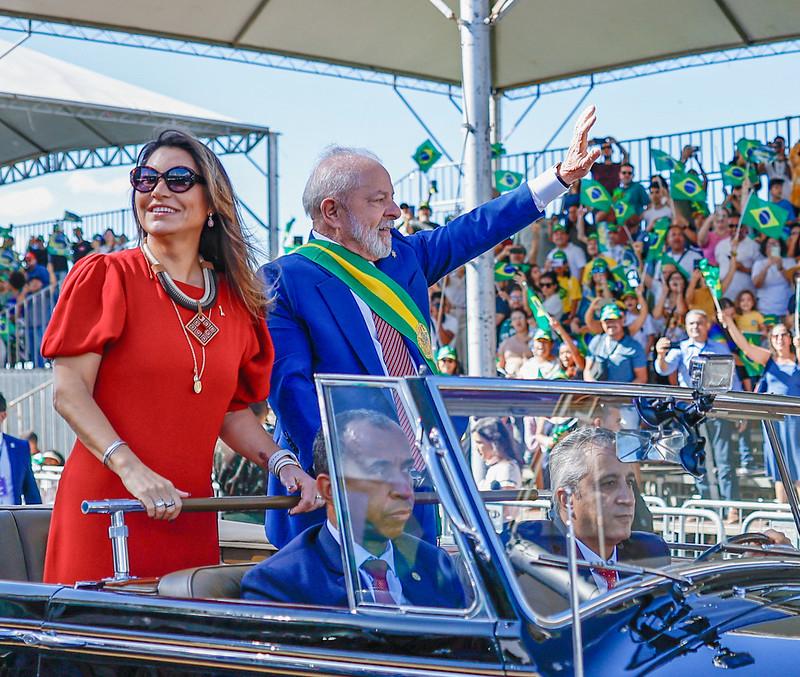Pe&ccedil;a escolhida para o desfile c&iacute;vico-militar &eacute; de crepe 
