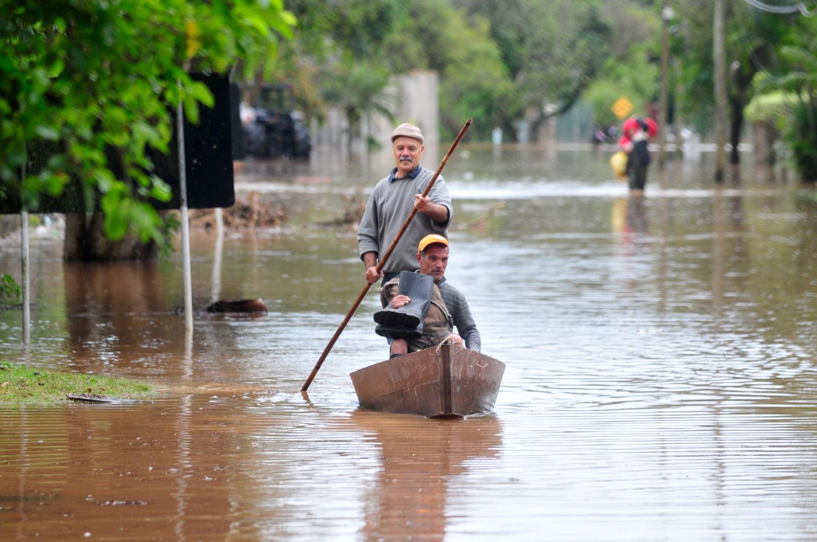 Em menos de 24 horas, o Gua&iacute;ba subiu mais de 30 cent&iacute;metros