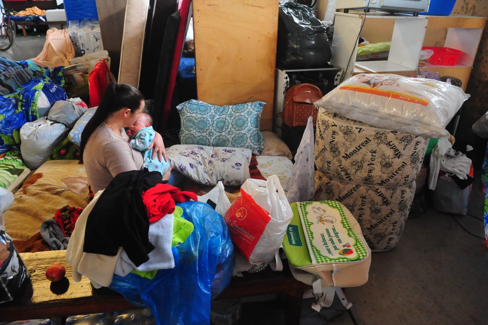 Josiane Diemer e os filhos est&atilde;o abrigados no gin&aacute;sio do Parque dos Imigrantes