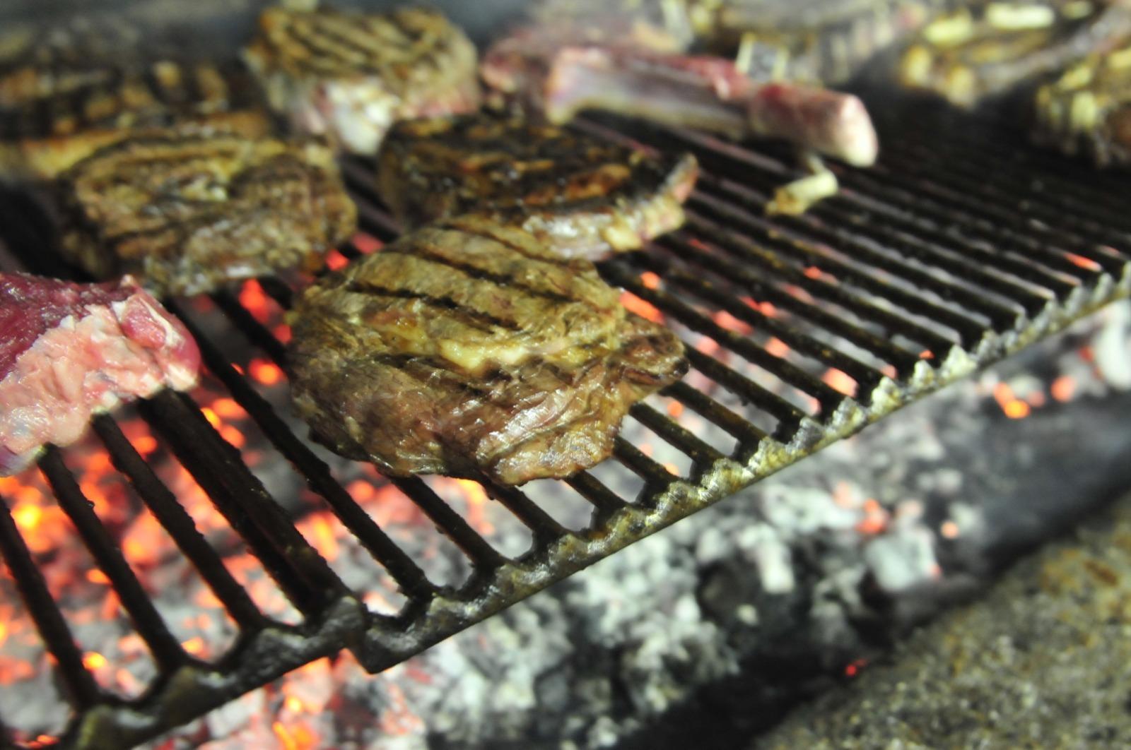 Escolher o carv&atilde;o e fazer o fogo s&atilde;o os primeiros passos para se assar um bom churrasco