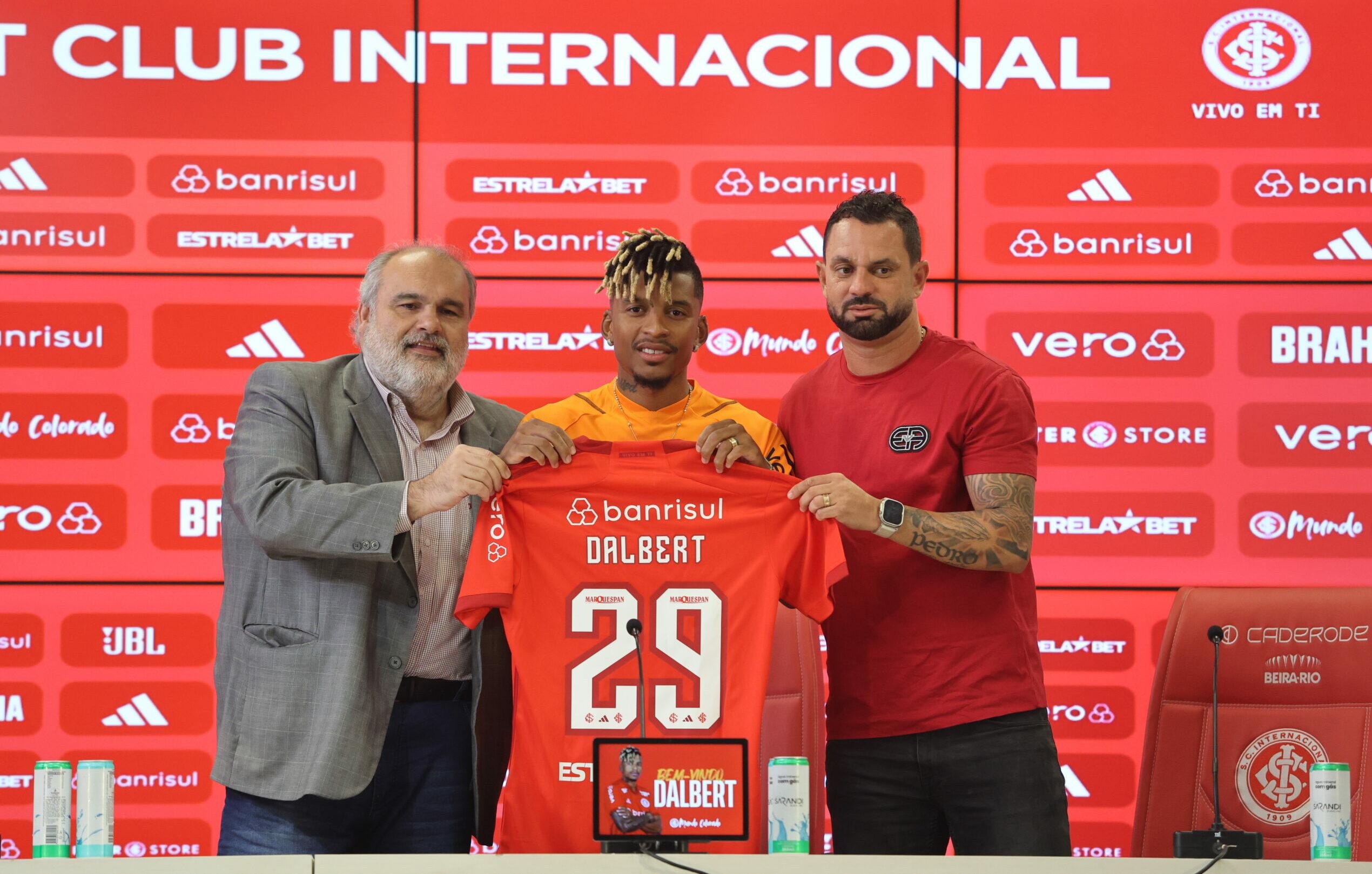 Dalbert n&atilde;o joga desde maio do ano passado 