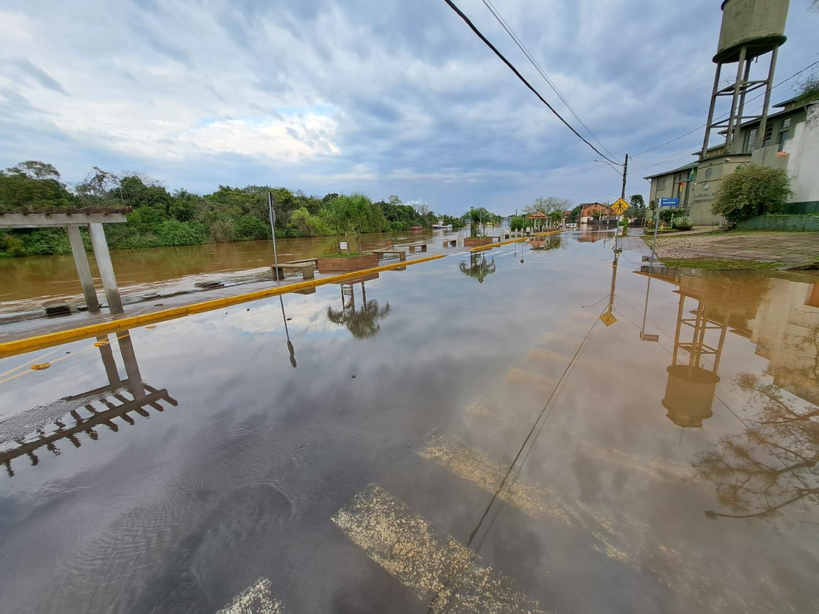 Defesa Civil de Montenegro permanece em alerta mesmo com retorno do rio Ca&iacute; ao leito 