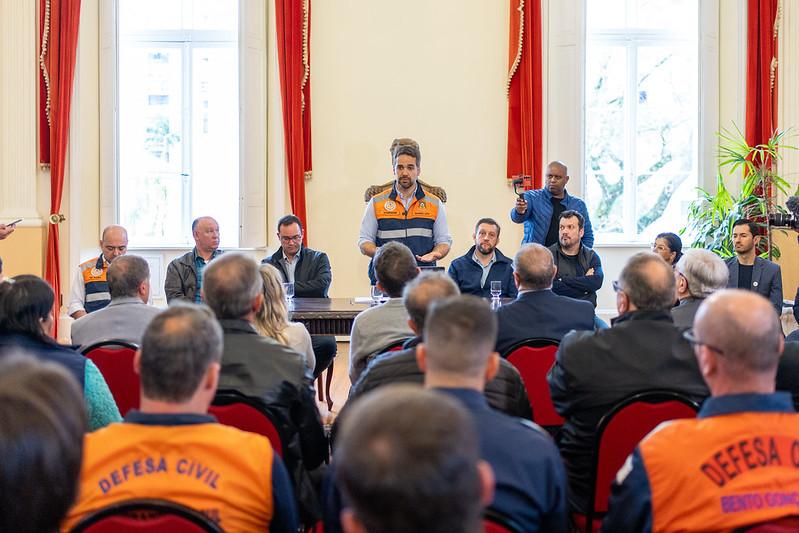 Durante a reuni&atilde;o, o governador afirmou seu compromisso de reconstruir todas as comunidades afetadas pelas enchentes e garantir que as pessoas possam retomar suas vidas