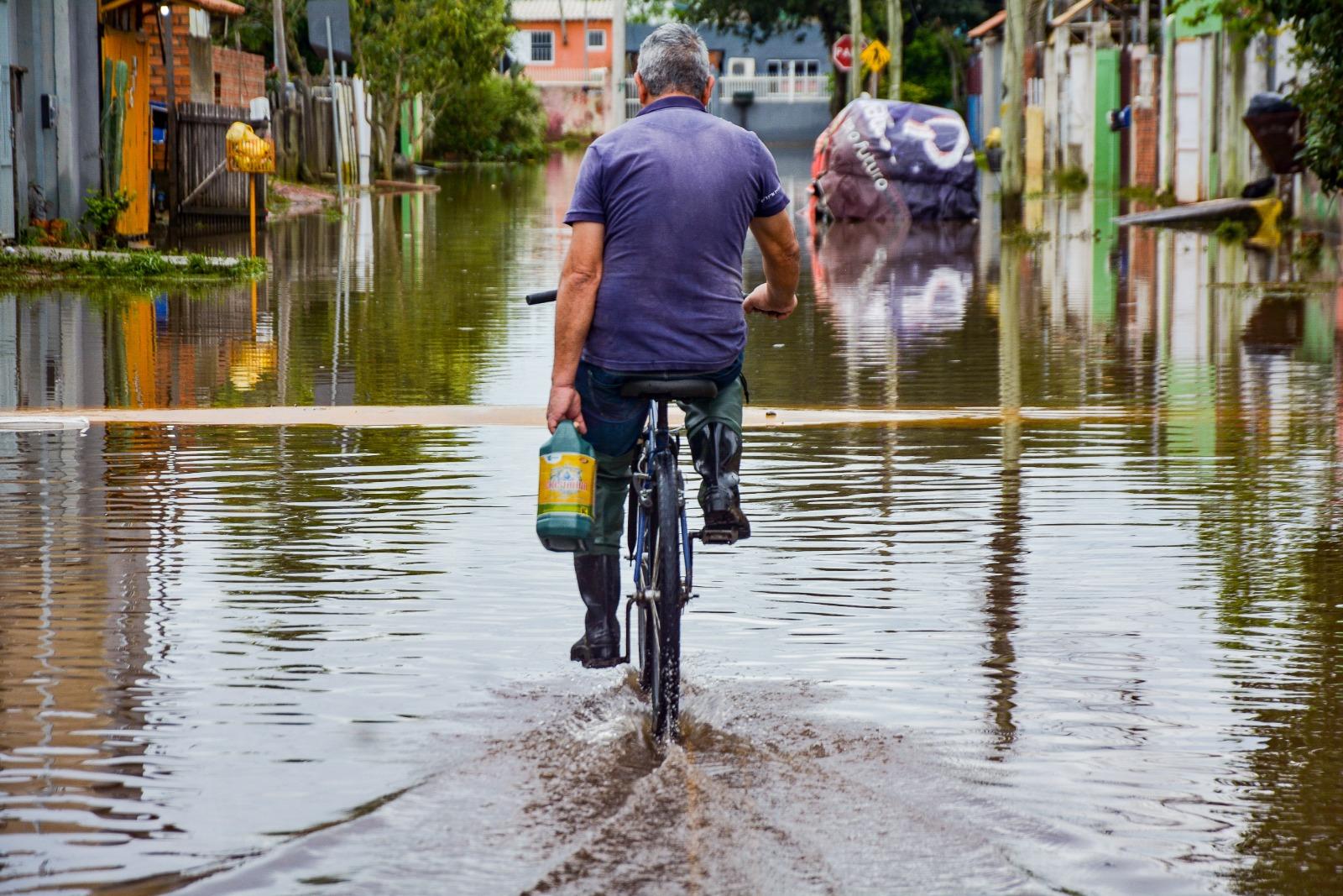 Na rua Dique, bairro Cidade Verde, &aacute;gua ainda toma conta da via