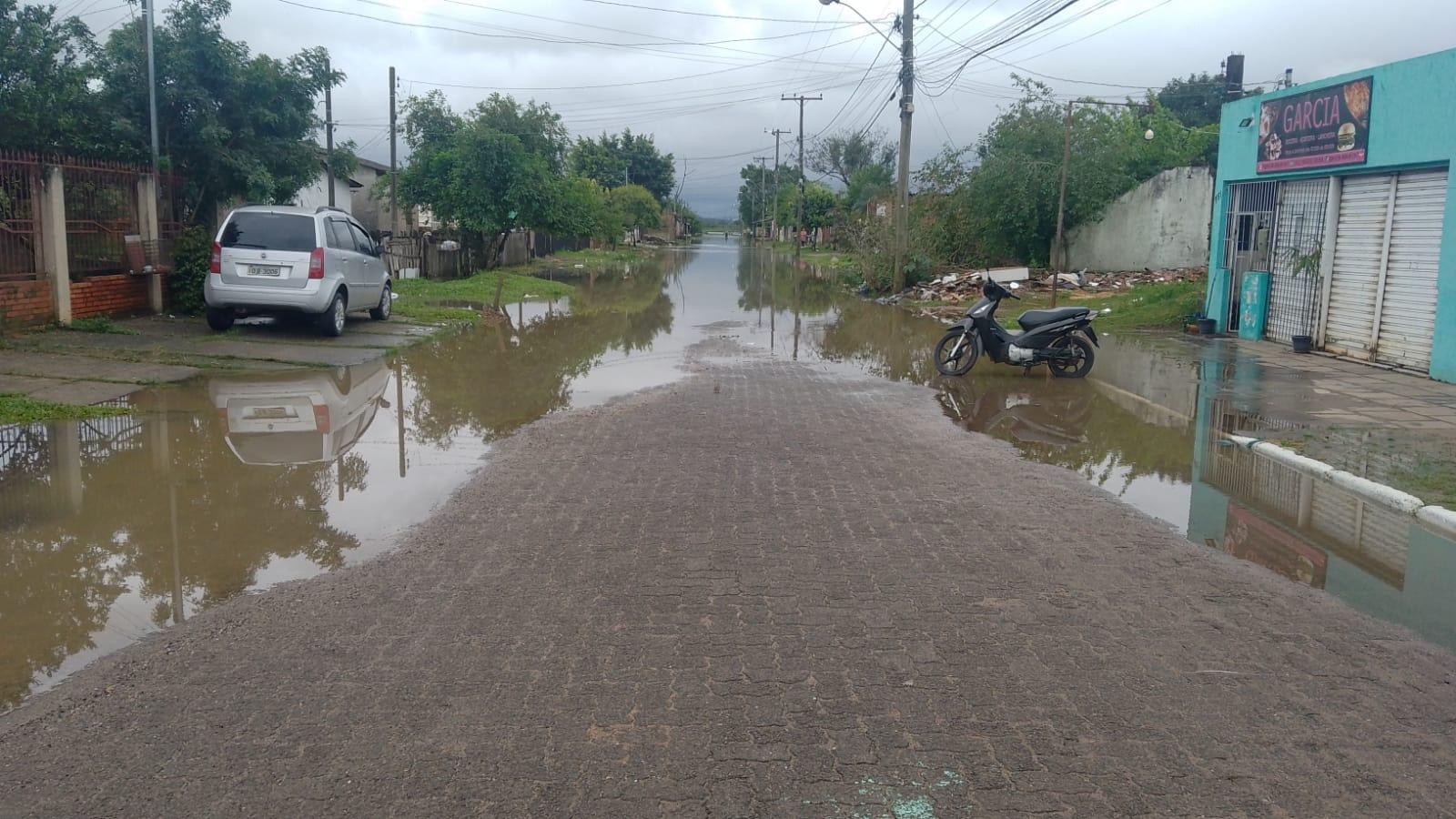 Em Alvorada, a &aacute;gua do Rio Gravata&iacute; saiu do leito e invadiu tr&ecirc;s ruas do bairro Americana 