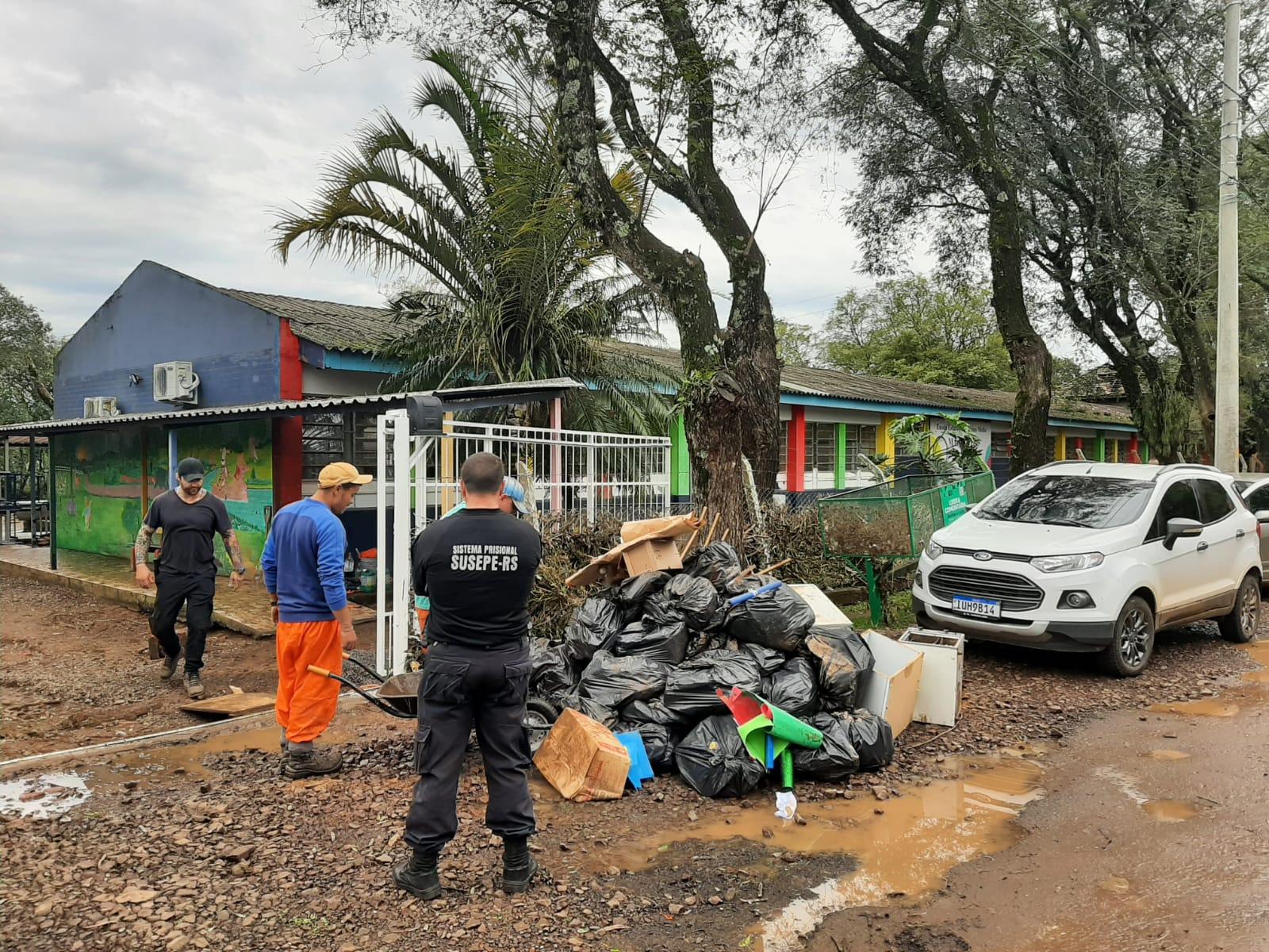 Apenados auxiliam em servi&ccedil;os de reconstru&ccedil;&atilde;o e na limpeza das cidades