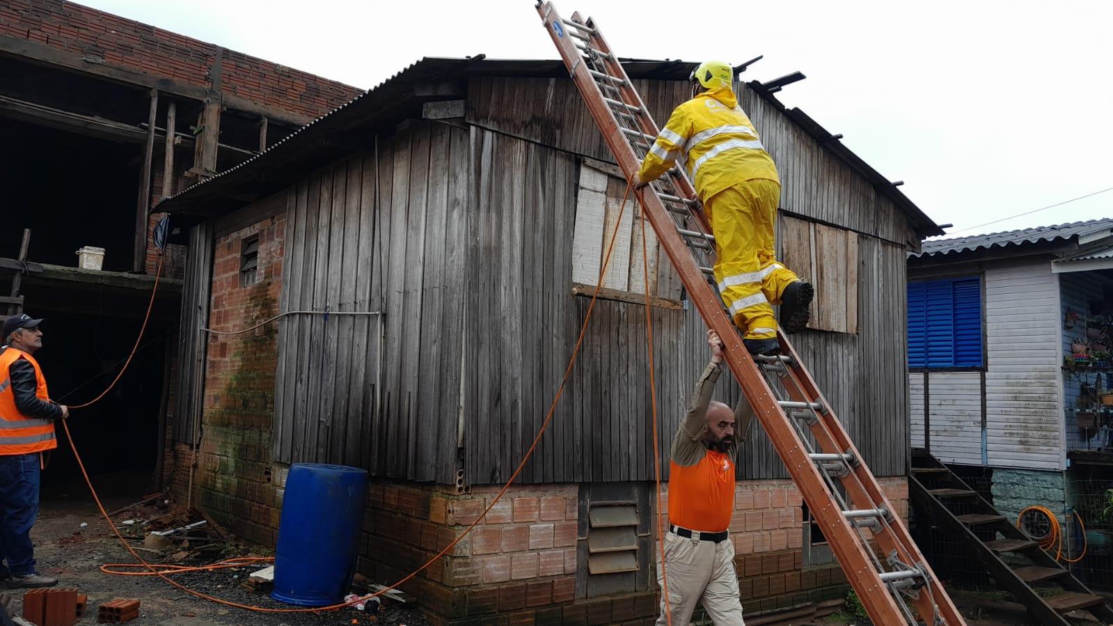 Defesa Civil cobre resid&ecirc;ncia que teve o telhado danificado com a for&ccedil;a das chuvas