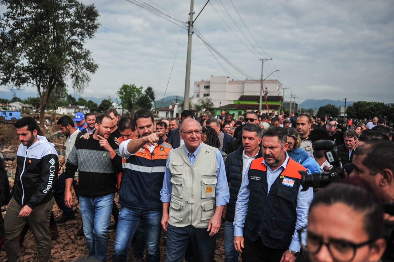 Alckmin caminha por Roca Sales ao lado de governador do RS 