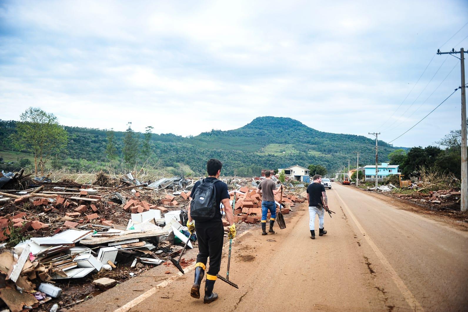 O ministro comentou sobre o envio imediato de botes salva-vidas para o munic&iacute;pio de Mu&ccedil;um