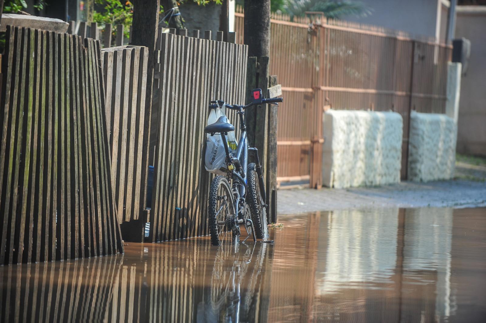 Ruas de ilhas de Porto Alegre seguem alagadas quase uma semana ap&oacute;s temporais