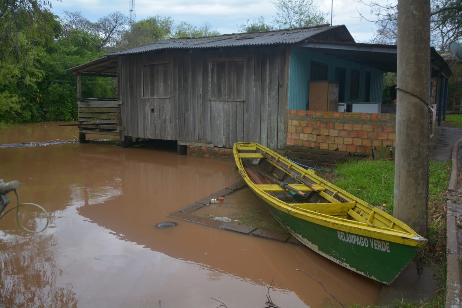 A Defesa Civil de Triunfo reportou um total de 22 pessoas desabrigadas e 300 desalojadas como resultado dessas condi&ccedil;&otilde;es clim&aacute;ticas adversas. Em S&atilde;o Jer&ocirc;nimo, 63 ficaram desabrigadas e o n&uacute;mero de desalojados chegou a 890