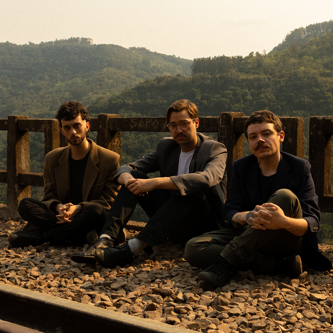 Banda aquece para o novo disco com o lan&ccedil;amento de m&uacute;sica e v&iacute;deo