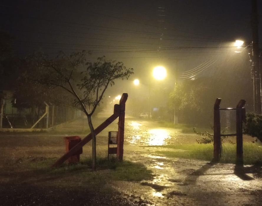 Regi&atilde;o j&aacute; registra a chegada de chuva forte e queda de granizo