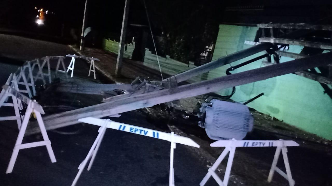 Poste caiu na frente de escola em Viam&atilde;o