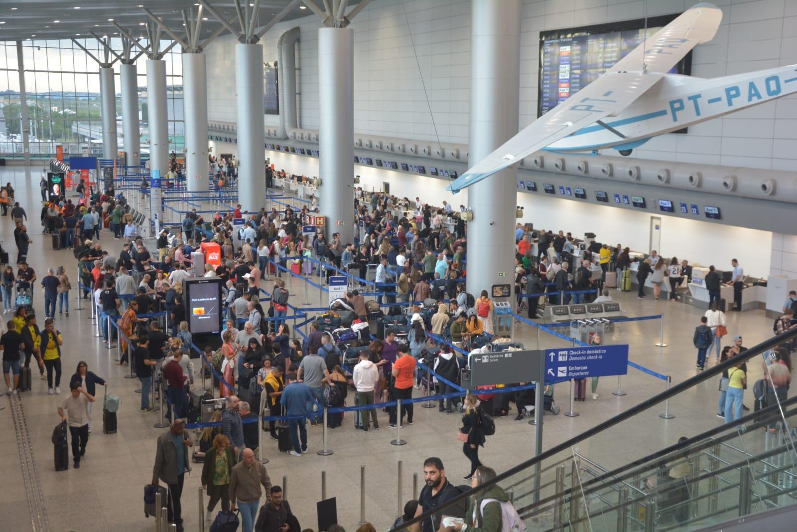 Cancelamentos de voos, filas e reclama&ccedil;&otilde;es marcam ter&ccedil;a-feira no Salgado Filho em Porto Alegre 