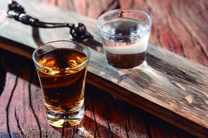 Bebida agrada a diversas camadas sociais, sendo vendida em dose nos mais variados estabelecimentos