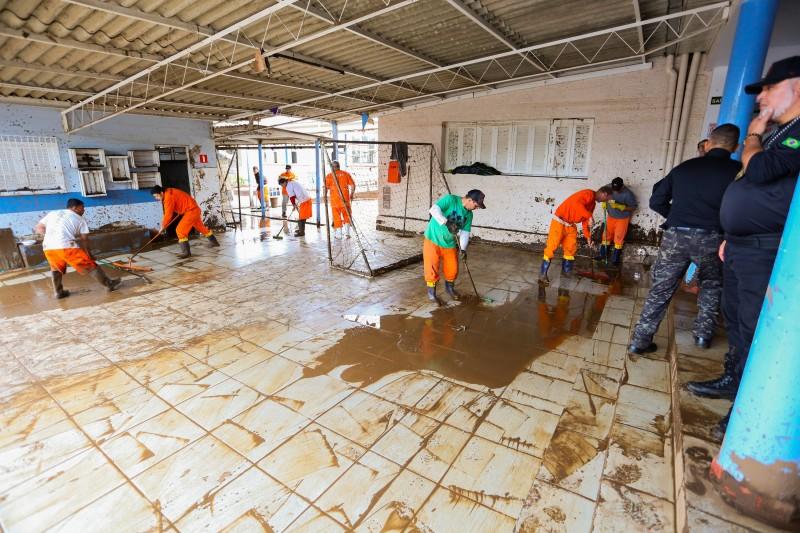 Cerca de 140 apenados j&aacute; foram mobilizados para auxiliar a popula&ccedil;&atilde;o