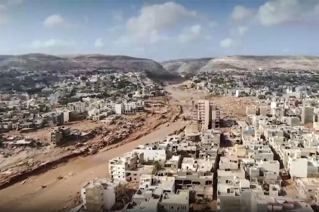 Inunda&ccedil;&otilde;es na L&iacute;bia deixam milhares de mortos e 30 mil deslocados