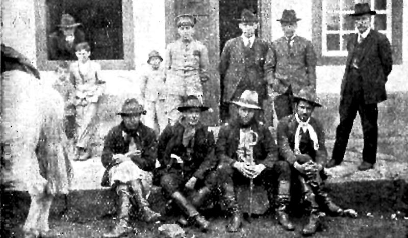 Capit&atilde;o Mario Dias, (sentado, 2&ordm; da e p/d), morto em Encruzilhada