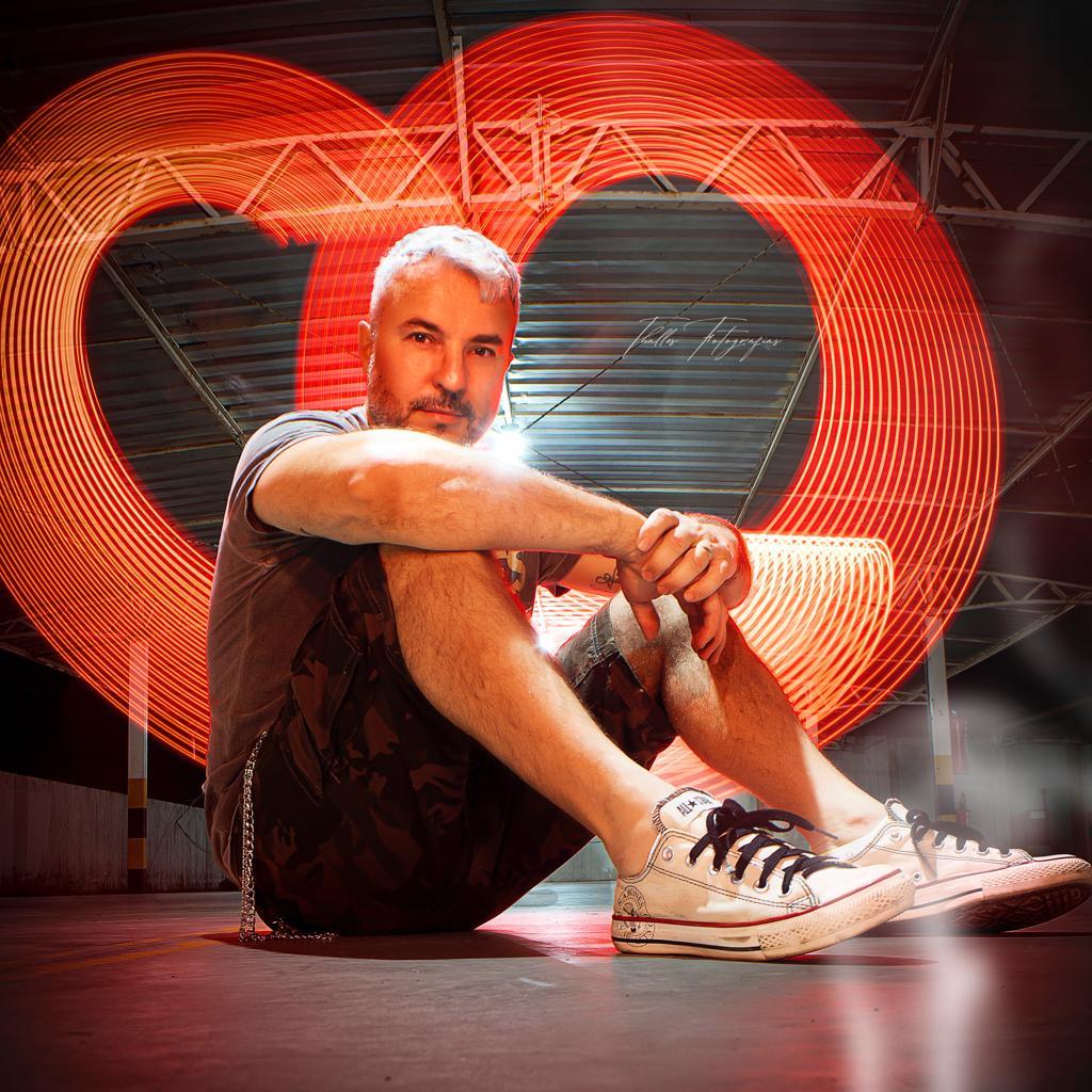 Na ativa desde mar&ccedil;o de 2020, o Emersson vem compondo, cantando e produzindo uma s&eacute;rie de singles e &aacute;lbuns, com suas m&uacute;sicas  tocando em v&aacute;rias r&aacute;dios do pa&iacute;s