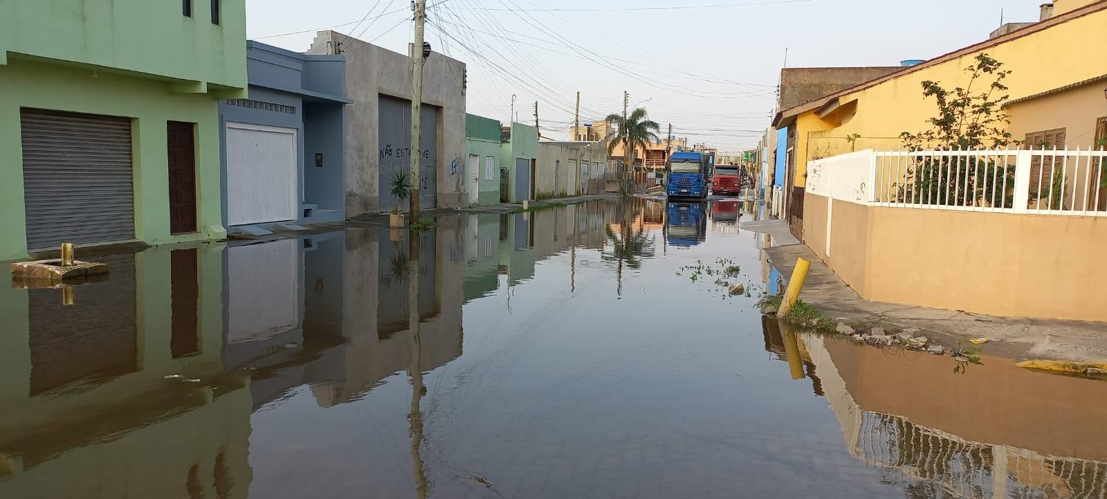Moradores tiveram de erguer m&oacute;veis em fun&ccedil;&atilde;o da &aacute;gua que entrou nas casas