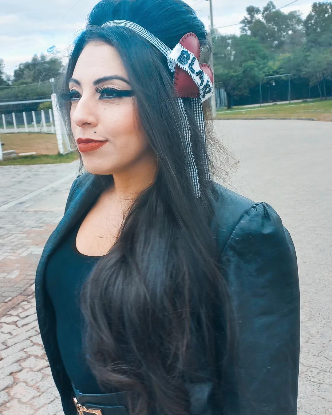 Mell se parece muito com a cantora inglesa e para os shows conta com toda a caracteriza&ccedil;&atilde;o da Diva, incluindo cabelo, maquiagem e todas as tatuagens ic&ocirc;nicas