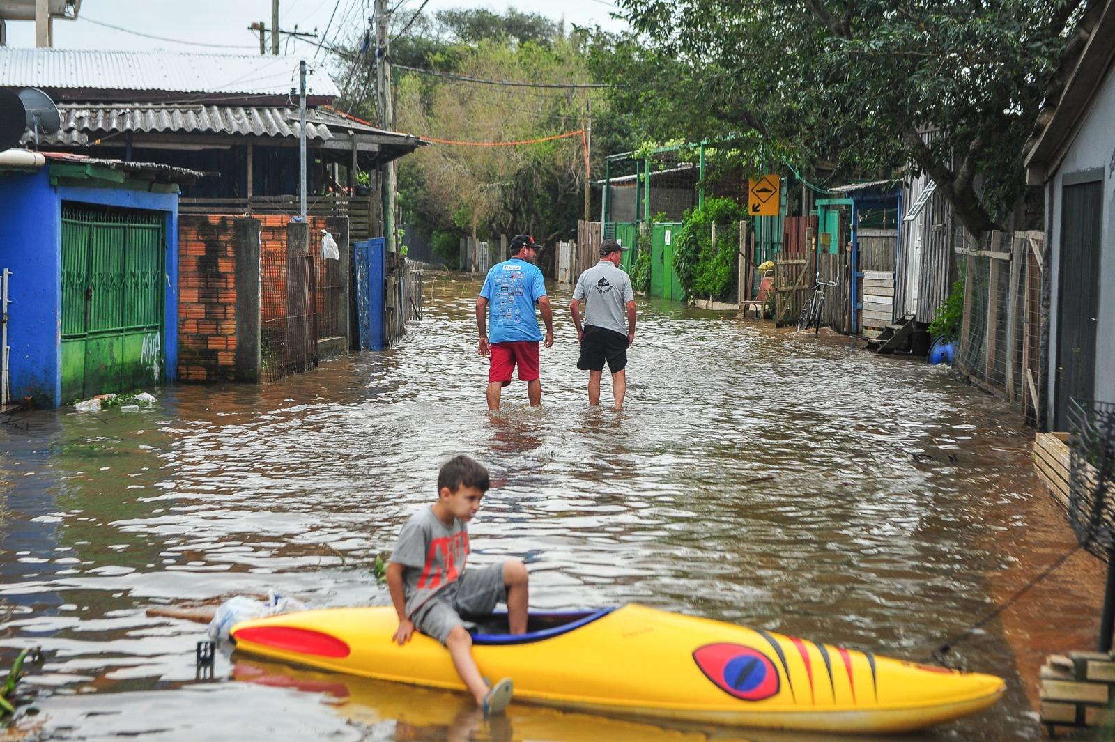 Na Ilha da Pintada rua seguem inundadas