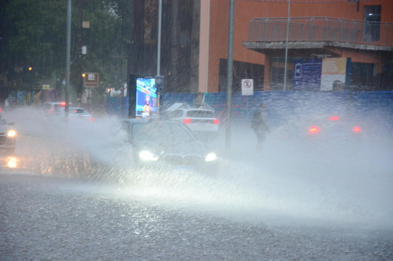 Chuva causou tamb&eacute;m causou alagamentos em ruas do Centro Hist&oacute;rico de Porto Alegre