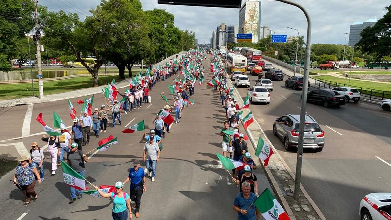 Manifesta&ccedil;&atilde;o nas ruas do Centro de Porto Alegre, em 30 de mar&ccedil;o de 2023