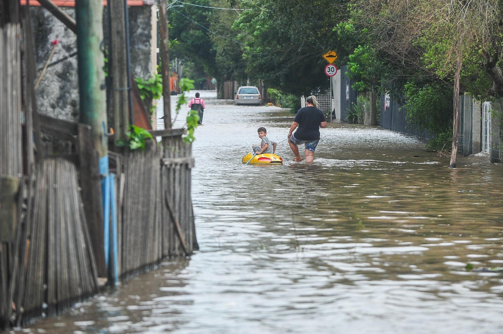 Gua&iacute;ba ultrapassa mais uma vez a cota de inunda&ccedil;&atilde;o na regi&atilde;o da Ilha da Pintada 