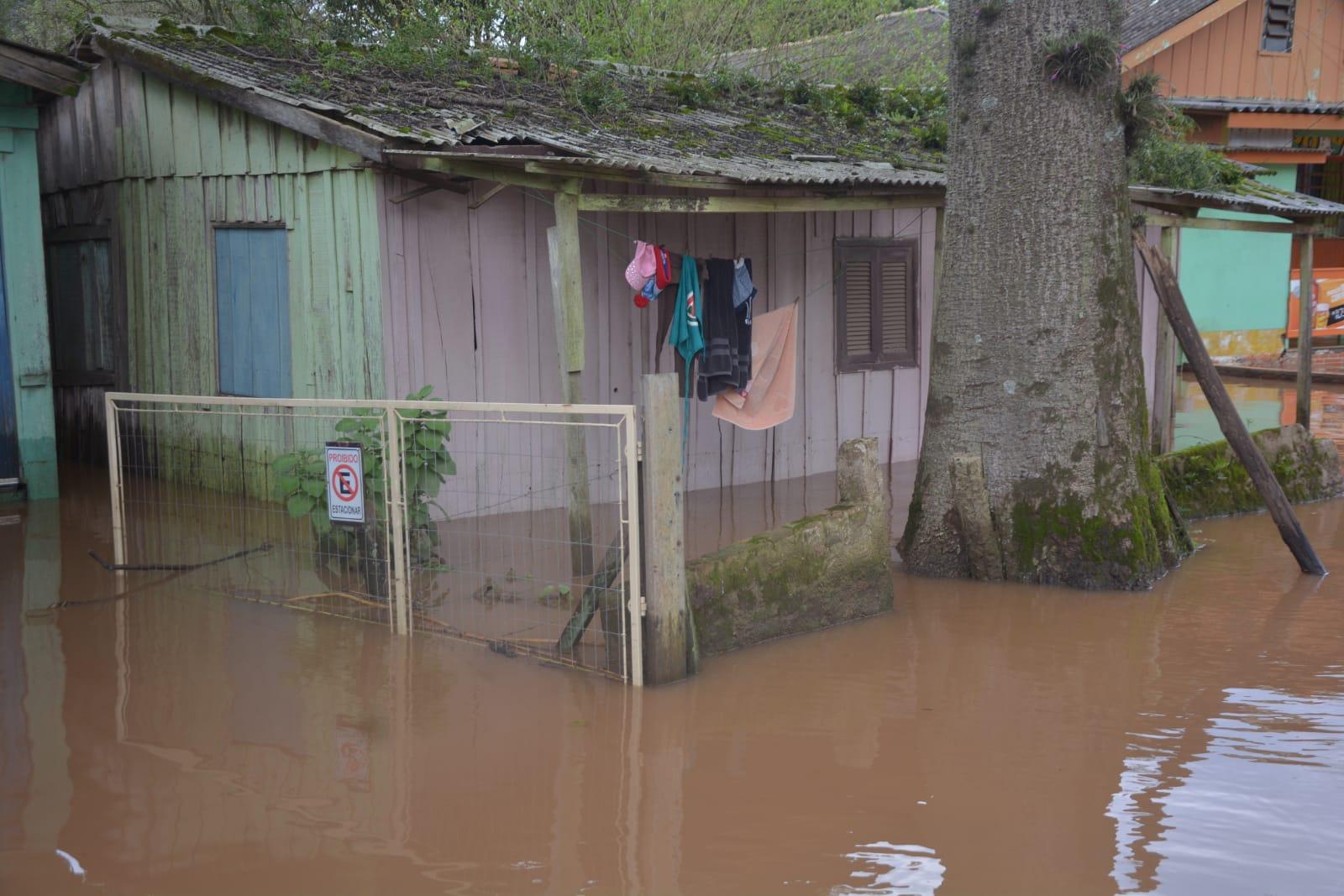 Casas da rua Ad&atilde;o Tavares, situada no centro da cidade, permanecem ilhadas