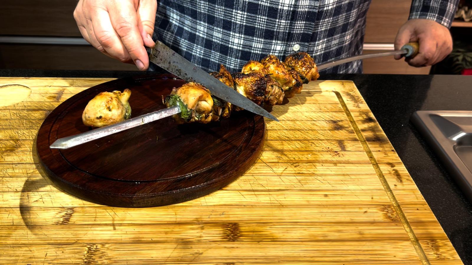 Sobrecoxa em formato bolinha &eacute; uma boa pedida para o churrasco