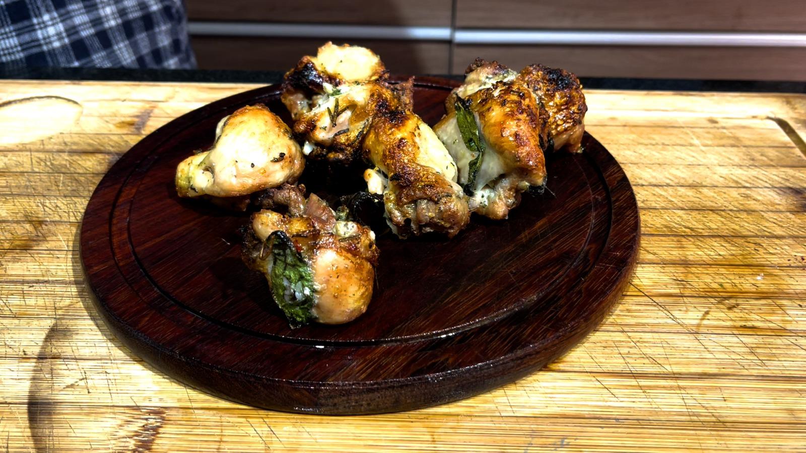 Sobrecoxa em formato bolinha &eacute; uma boa pedida para o churrasco