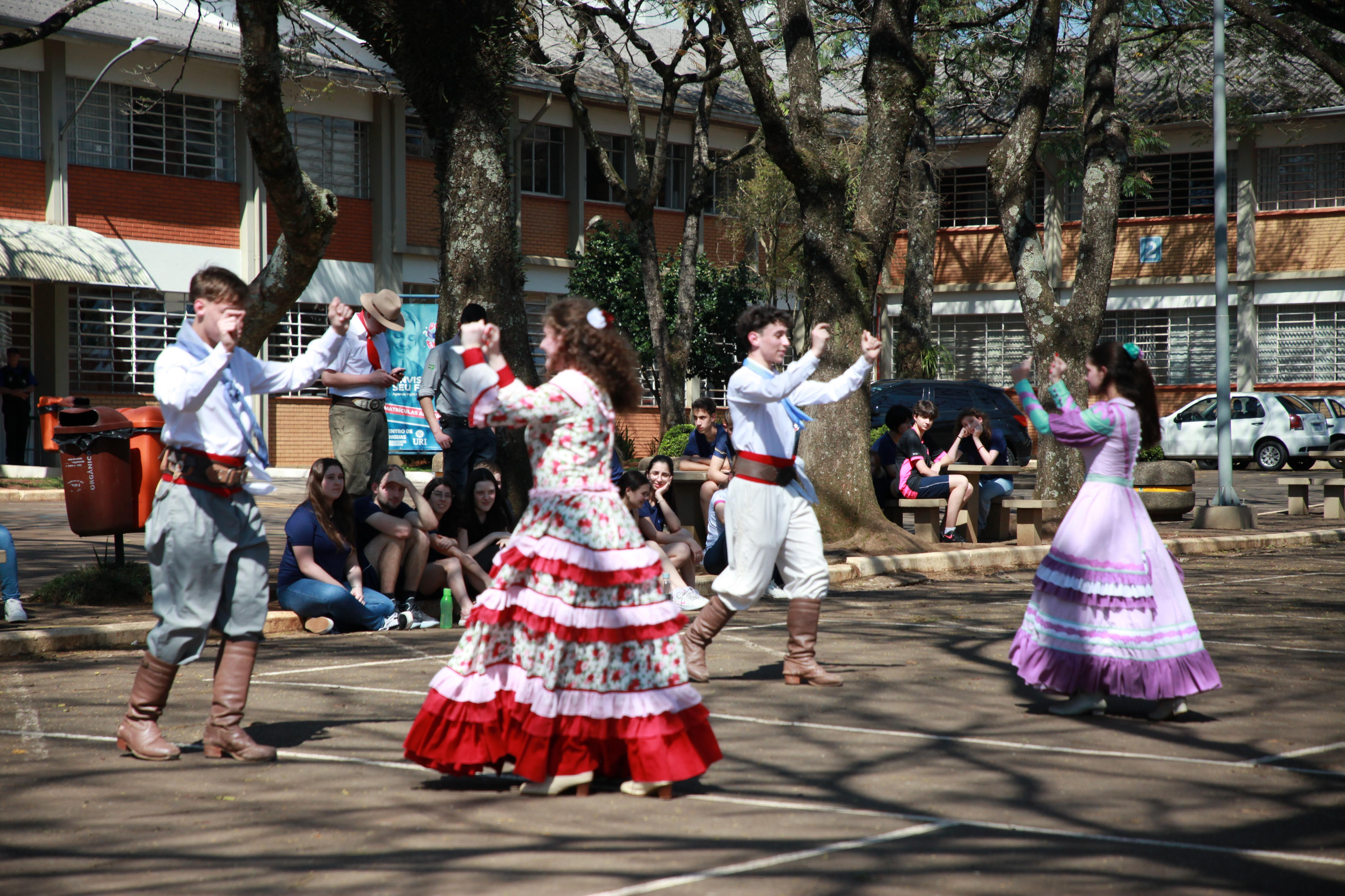 Apresenta&ccedil;&otilde;es art&iacute;sticas integraram as a&ccedil;&otilde;es da Escola da URI/Erechim