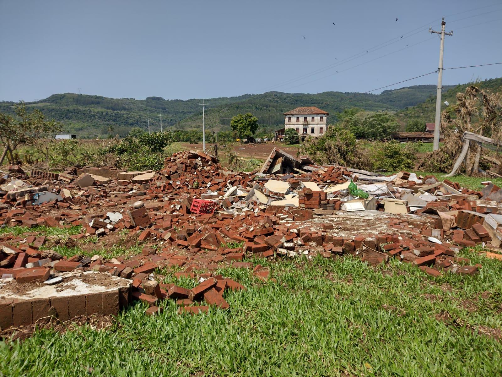 No interior de Mu&ccedil;um, &aacute;guas deixaram cen&aacute;rio de desola&ccedil;&atilde;o