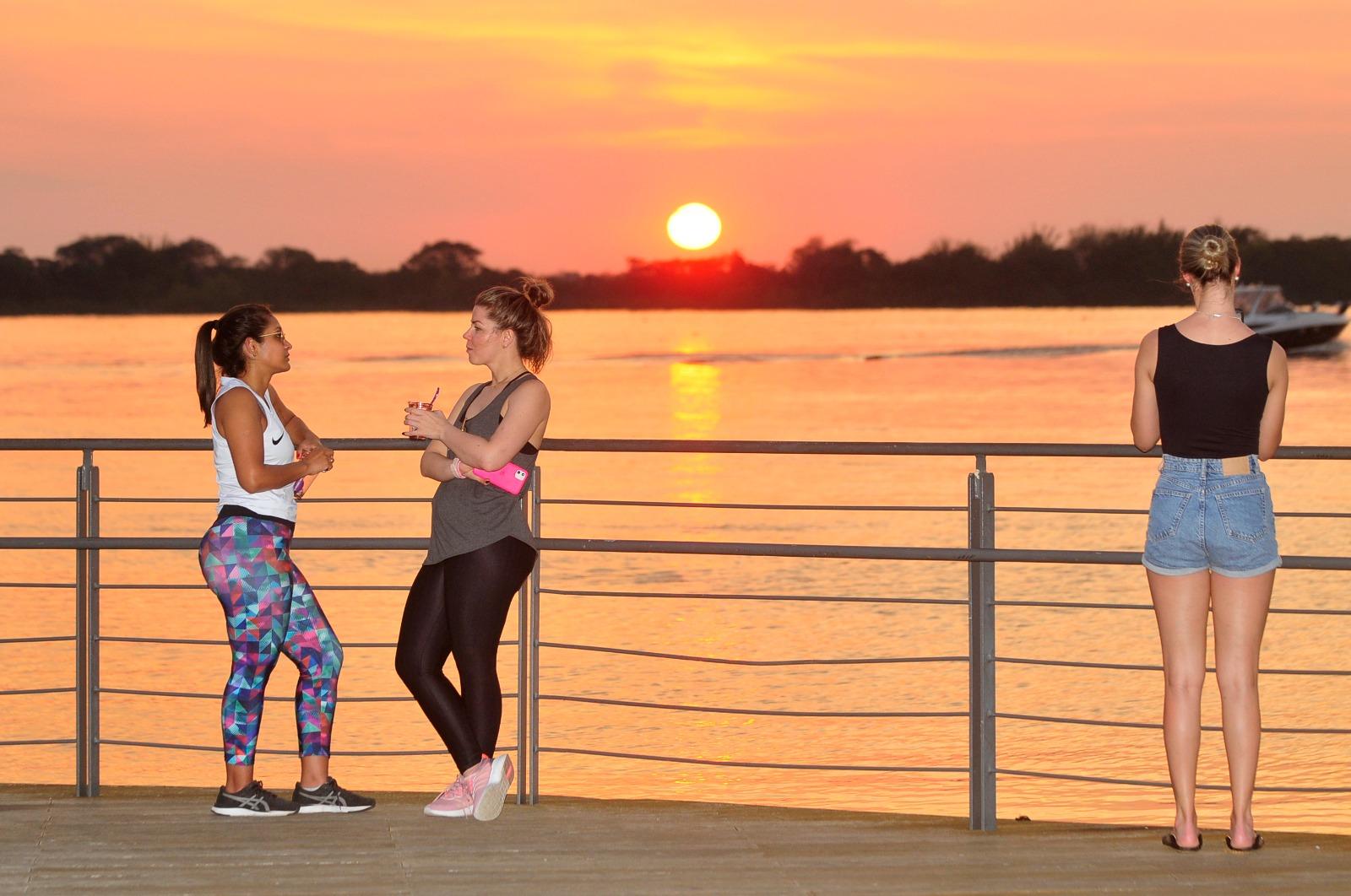 A hidrata&ccedil;&atilde;o e evitar a exposi&ccedil;&atilde;o direta ao sol, em especial, de 10h &agrave;s 16h, s&atilde;o algumas dicas para se proteger das altas temperaturas