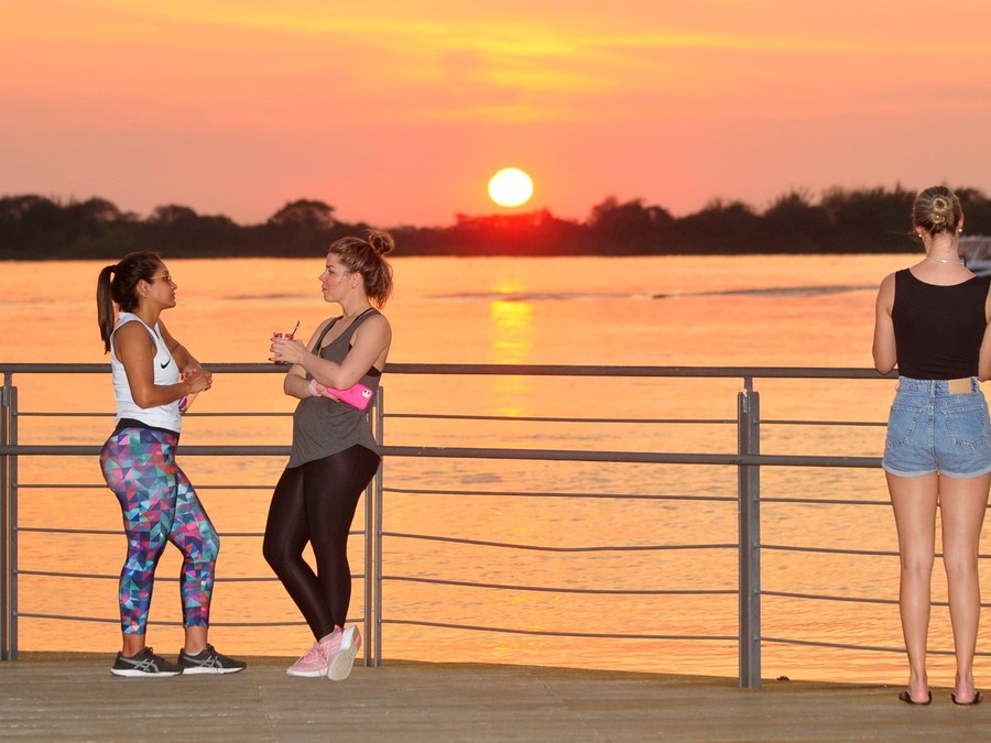 A hidratação e evitar a exposição direta ao sol, em especial, de 10h às 16h, são algumas dicas para se proteger das altas temperaturas A hidratação e evitar a exposição direta ao sol, em especial, de 10h às 16h, são algumas dicas para se proteger das altas temperaturas