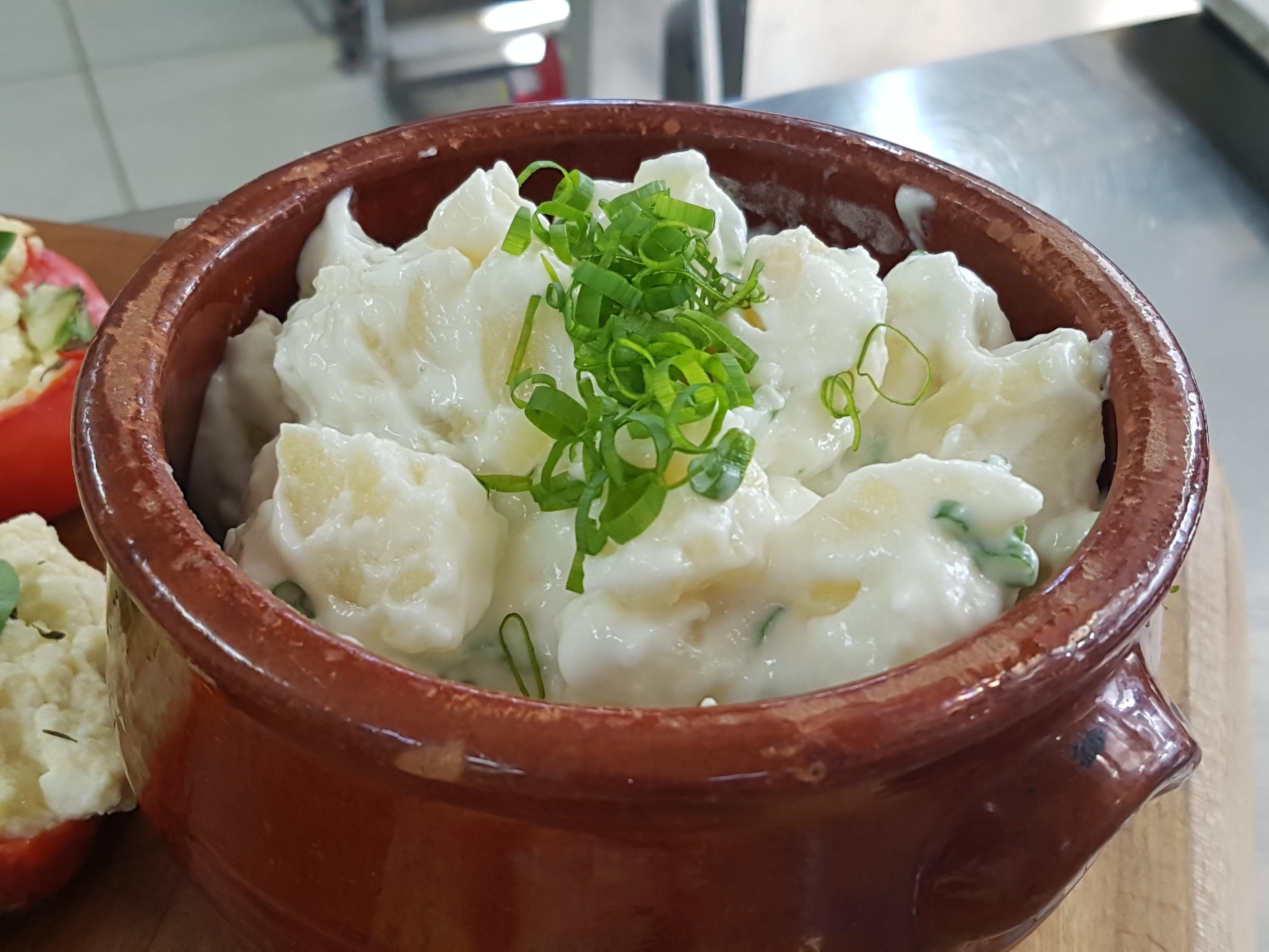 Chef de cozinha deu dicas de preparo para uma salada de batata excepcional