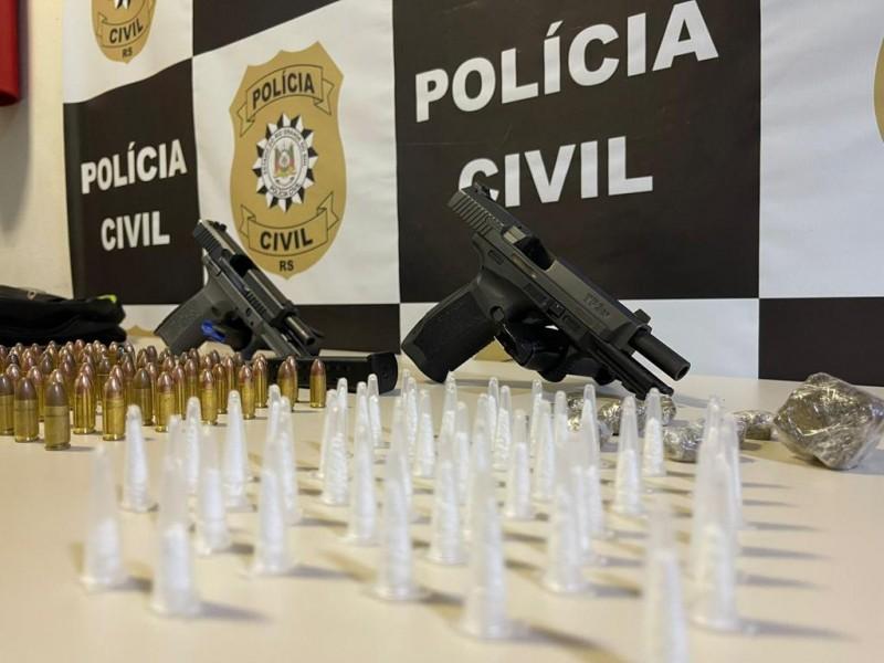 Duas pistolas de usos restrito foram apreendidas 