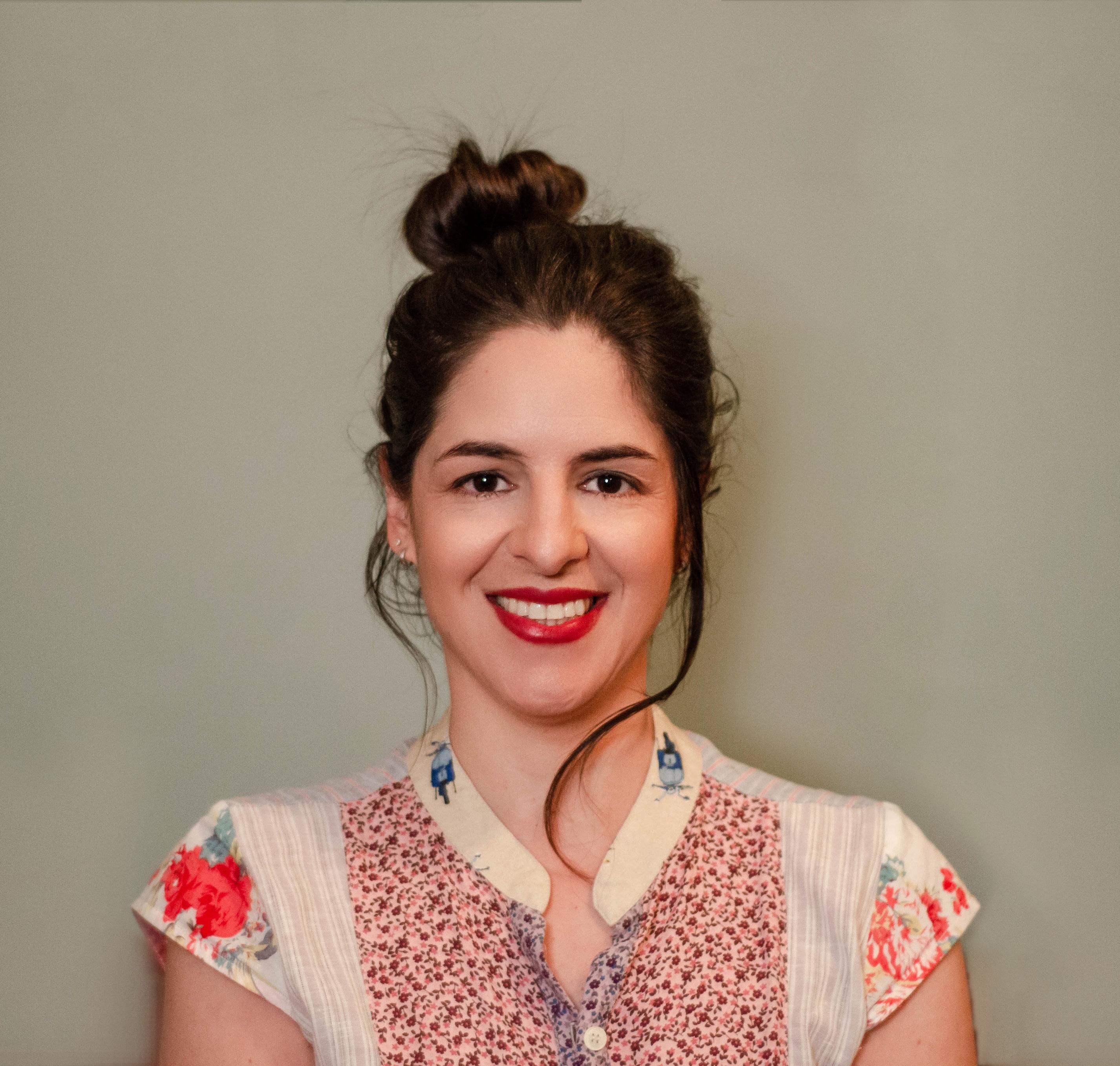 Karine Freire &eacute; doutora em Design pela PUC-Rio, com forma&ccedil;&atilde;o nas &aacute;reas de yoga e sa&uacute;de integral