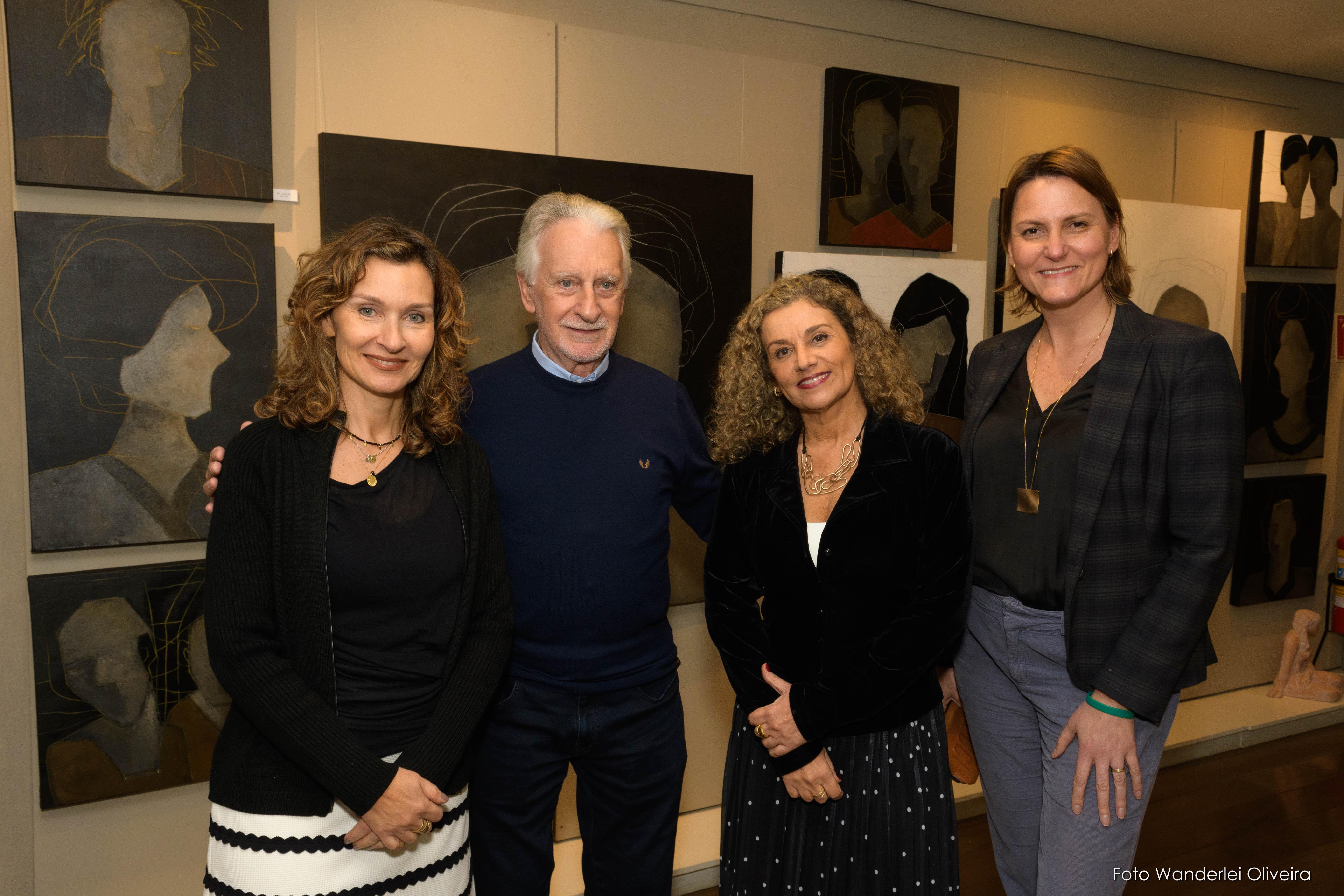Carina Nieto, Oscar Nieto, Angela Ognibeni e Let&iacute;cia Lau na abertura