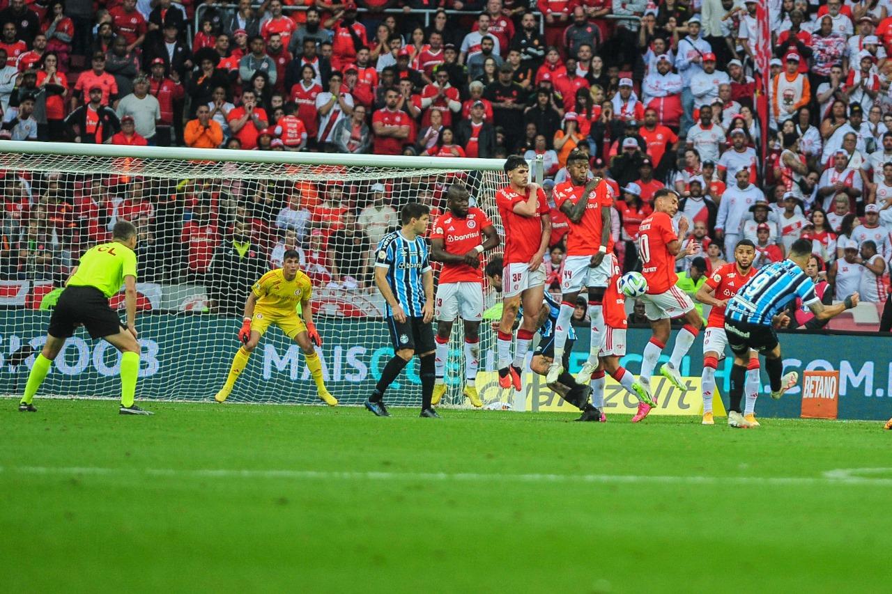 Su&aacute;rez sofreu falta e bateu, para marcar o segundo gol do Gr&ecirc;mio