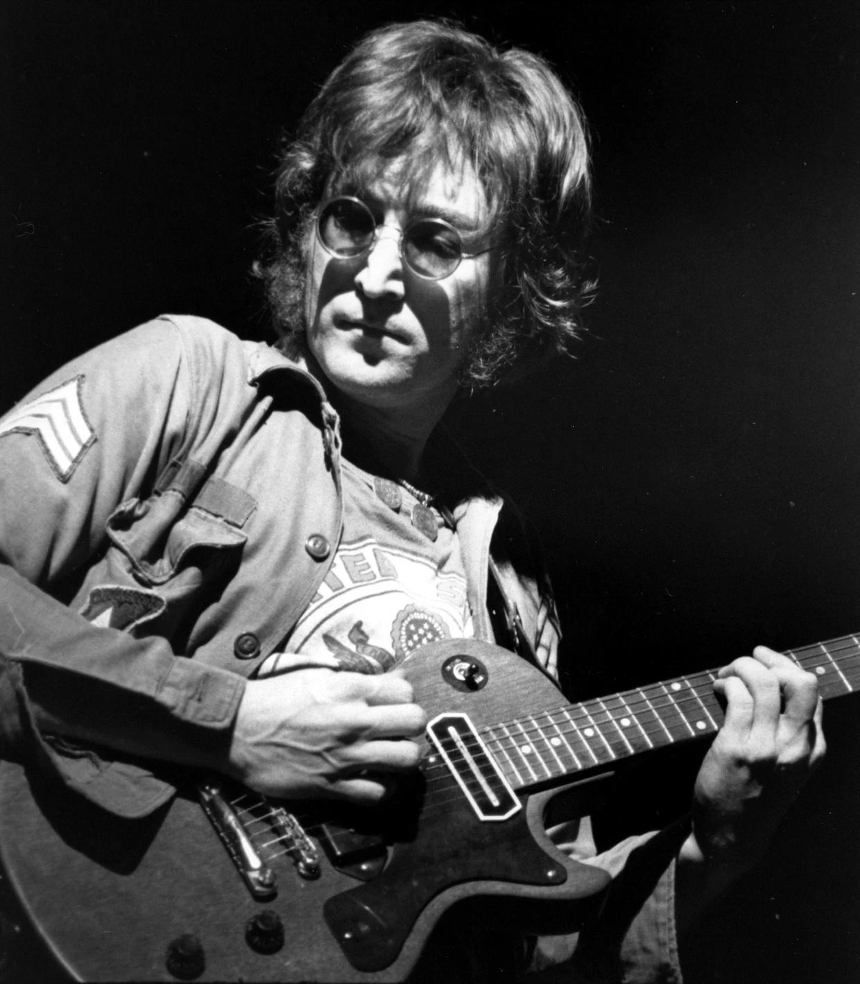 Mesmo n&atilde;o sendo o guitarrista principal, Lennon se destacou por sua guitarra ritmada
