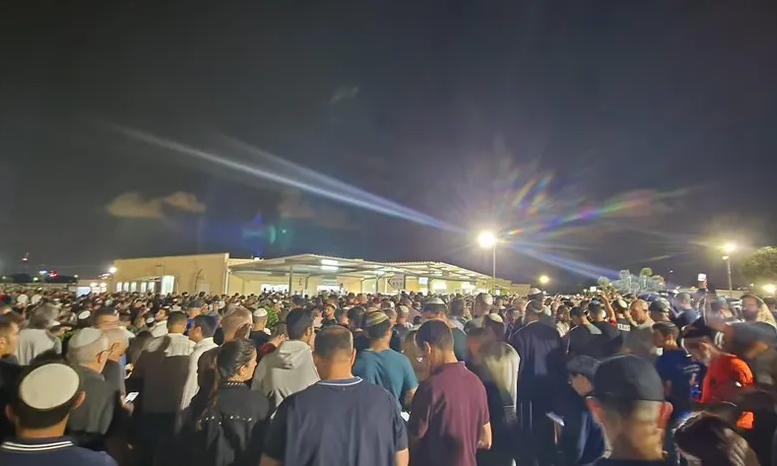 Multid&atilde;o ocupou entorno de funeral de brasileira