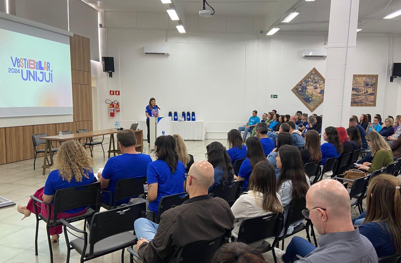 Candidatos que alcan&ccedil;arem as quatro melhores notas ganhar&atilde;o bolsas de estudo, de 50%, por um ano