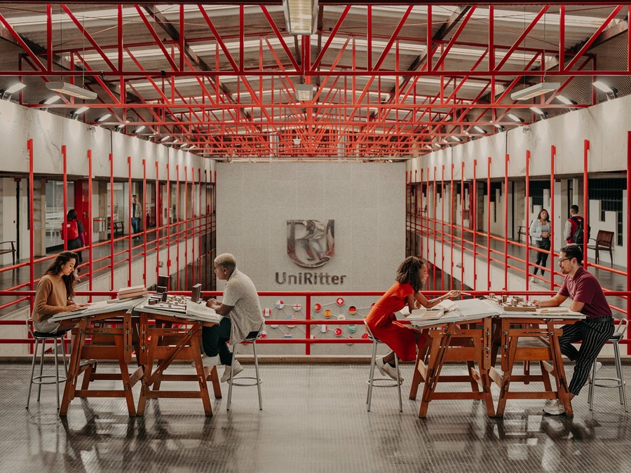 Mais de 60 opções de cursos de graduação são abertas aos vestibulandos Mais de 60 opções de cursos de graduação são abertas aos vestibulandos