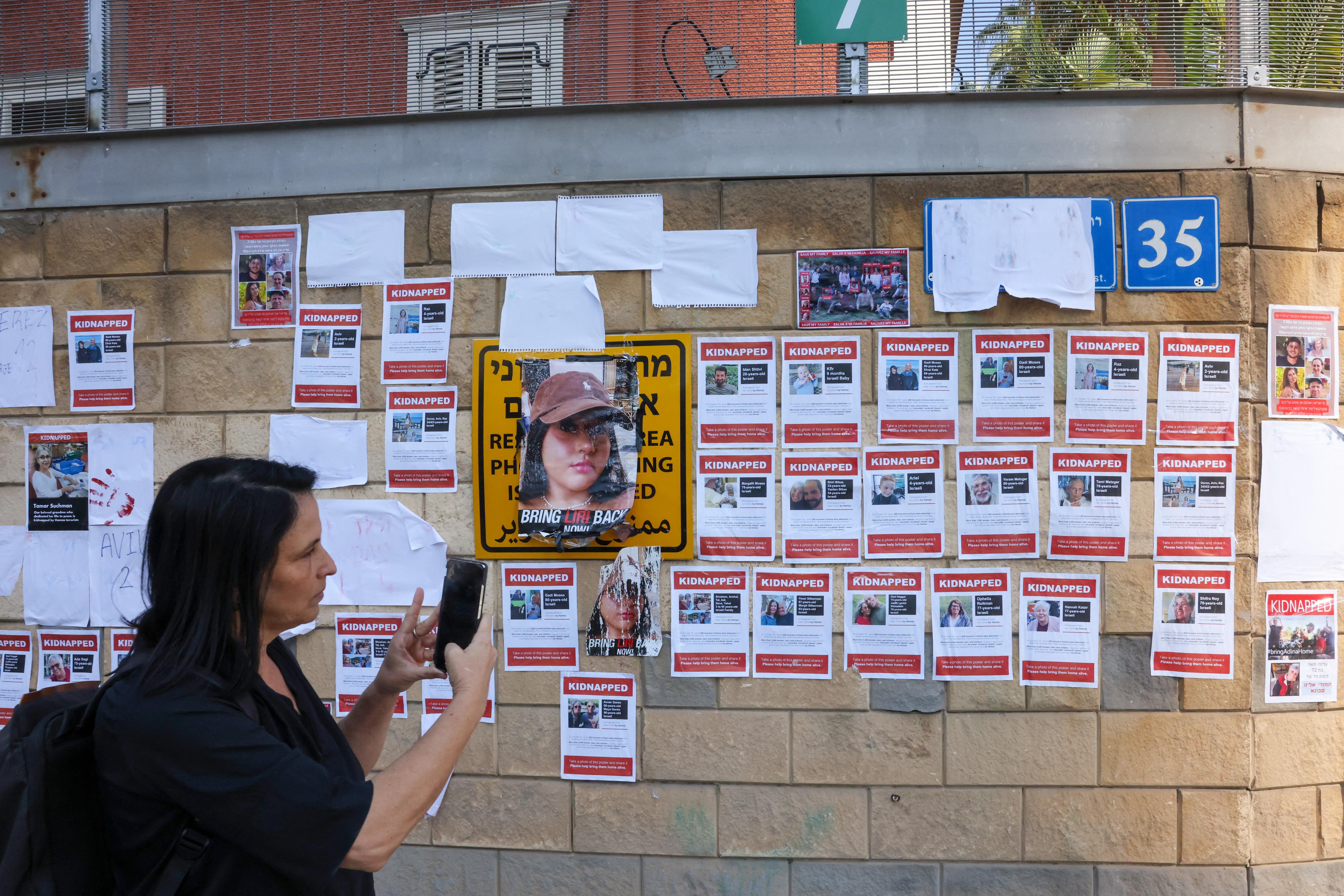 Fotos de israelenses desaparecidos s&atilde;o coladas em muro de pr&eacute;dio militar