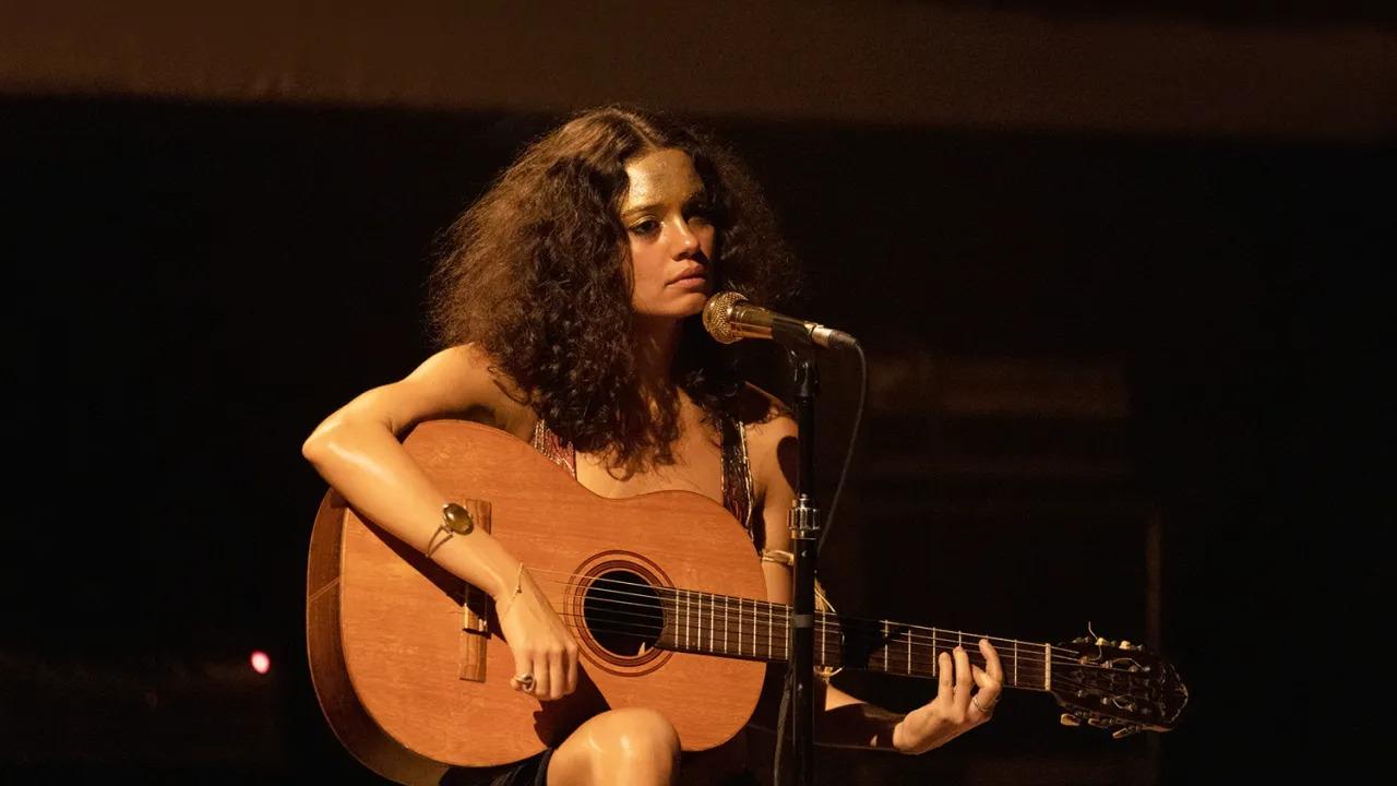 Sophie Charlotte traz uma boa apresenta&ccedil;&atilde;o, conseguindo transmitir a timidez e a beleza simples de Gal Costa